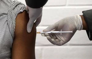 Voluntarios que recibieron vacuna rusa contra el COVID-19 desarrollaron inmunidad