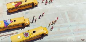 Bus casi arrolla a concursantes del 'Desafío Súper Humanos'