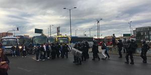 Bloqueos en Portal Américas por manifestaciones de transportadores ilegales