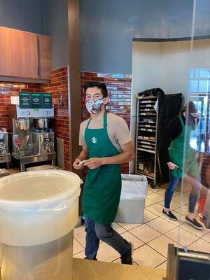 La historia del vendedor de Starbucks que se negó a atender a mujer sin mascarilla y recibió una propina de $73.000.000
