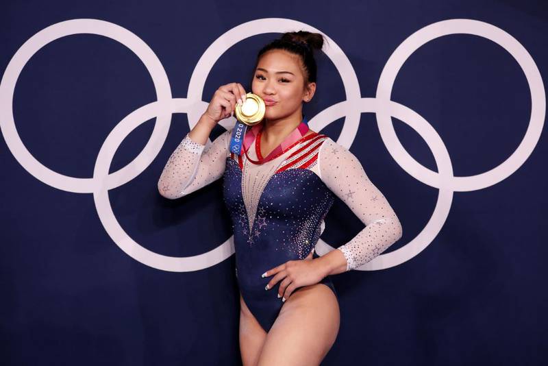 Sunisa Lee del equipo de Estados Unidos posa con su medalla de oro después de ganar la final femenina.| Foto: imágenes falsas