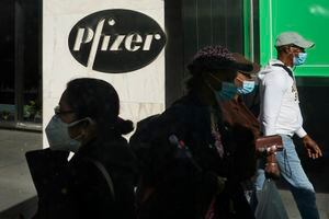 Estados Unidos y Pfizer negocian millones de vacunas adicionales