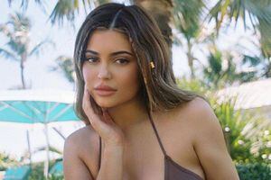 El cuarto de invitados de Kylie en donde cada cama tiene su propia pantalla