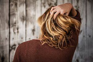 6 truques para manter o tom loiro do seu cabelo tingido