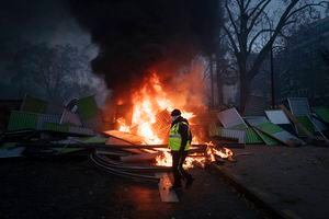Arde París: 133 heridos y 142 detenidos en violenta jornada de protestas en la capital francesa