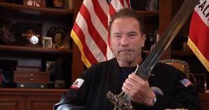 Con la espada de Conan, Schwarzenegger ataca a Trump: Es el peor Presidente de la historia