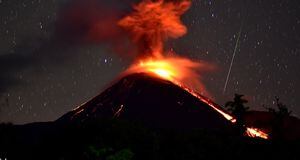 26 de octubre: Captan explosión del volcán Reventador y estrella fugaz de las Oriónidas