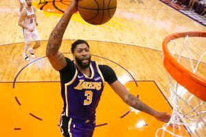 Triples salvan a los Lakers que continúan su mejor comienzo de temporada en años