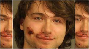 Lo acusan de apuñalar a su madre hasta la muerte y esta es la primera fotografía que se tomó ante la policía: sonriendo y con la cara manchada de sangre