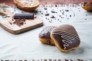 Krispy Kreme y Chocolate Cortés presentan dona “cocoa boricua”