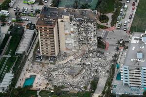 Tres puertorriqueños continúan desaparecidos luego del derrumbe de edificio en Miami