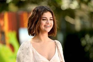 Billie Eilish, Selena Gomez, y más celebridades que celebraron importantes hits en 2020