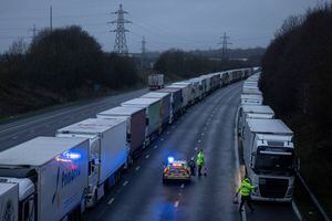 Caos en el Reino Unido: miles de camiones están atrapados por la nueva cepa de coronavirus
