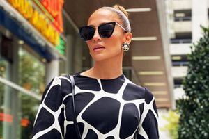 Jennifer Lopez presume sus tonificadas piernas con las nuevas sandalias de su colección