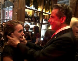 "Puedo besarte": La foto que muestra el acoso sexual del gobernador Andrew Cuomo