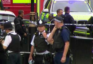 El auto arrolla a ciclistas y peatones: cámaras de seguridad capturan el instante del presunto "atentado" frente al Parlamento en Londres