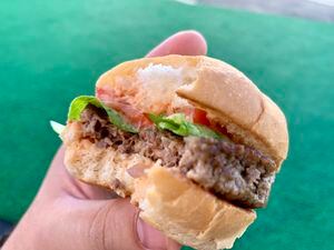 Esta hamburguesa vegana sabe igual a la carne y hasta sangra #CES2019