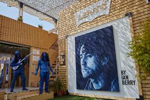 ¿Cuadros en jeans? Así es la intervención de arte sustentable que instalaron en Lollapalooza Chile
