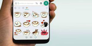 WhatsApp oye tus plegarias y agrega un buscador de stickers en su app