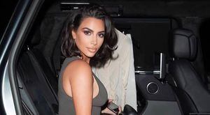 Así quedó el sofá blanco de Kim Kardashian luego de que sus hijos lo mancharan con maquillaje