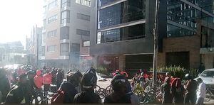 (VIDEO) quemando maletas, grupo de rappitenderos protesta en el norte de Bogotá
