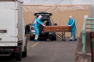 Investigan caso de mujer hallada con vida en funeraria