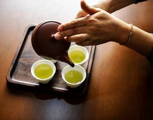 Aprende cómo tomar té verde para adelgazar y conoce 5 beneficios más de esta hierba