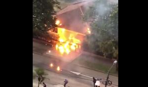 Encapuchados le prendieron fuego a la casa de un comandante y su familia estaba adentro