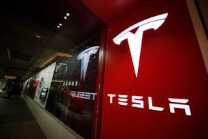 Tesla fue demandada por el Autopilot: usuario asegura que su comercialización es “engañosa”