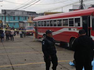 Disparan contra piloto y ayudante de bus en zona 10 de Mixco