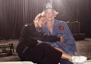 Miley Cyrus fue captada besándose con el cantante Cody Simpson