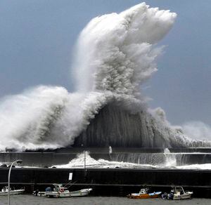 El más potente en los últimos 25 años: las impresionantes imágenes del destructivo tifón Jebi que azota con fuerza a Japón