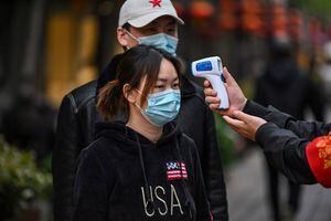 China teme nueva oleada de coronavirus y confina a 600 mil personas en Jia