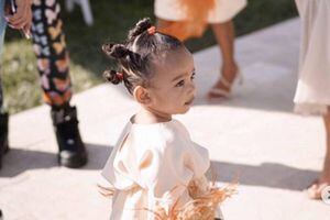 Chicago, la hija de Kim Kardashian lleva el look más chic con short militar