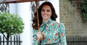 O casaco militar vermelho radiante de Kate Middleton que deixou todos encantados