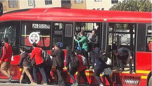 (VIDEO) Usuarios de TransMilenio asumieron con tranquilidad el impase con uno de sus buses