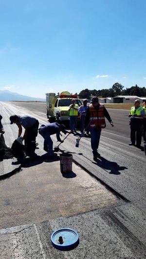 Suspenden operaciones en aeropuerto La Aurora por daños en la pista