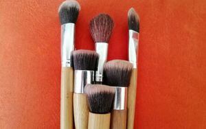 ¿Cómo limpiar las brochas de maquillaje en casa?