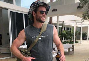 Liam Hemsworth muestra sus musculosos bíceps y nos hace olvidar a su hermano