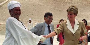 El día que Diana se quitó los zapatos durante una visita en El Cairo y rompió las estrictas reglas de la corona británica