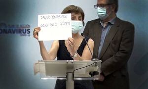 De última tecnología: Paula Daza mostró el teléfono de Salud Responde en un cartel escrito a mano