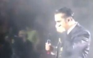 Alejandro Fernández casi vomita en pleno concierto
