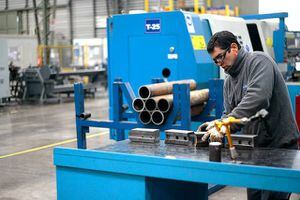 Por qué los chilenos son de los que más trabajan pero menos ganan entre países de la Ocde