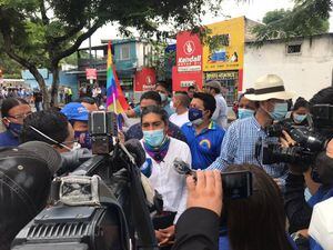 Simpatizantes de Yaku Pérez gritan: "Si Lasso gana el pueblo se levanta" en los exteriores de la Delegación Electoral del Guayas