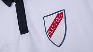 Lanzan camiseta conmemorativa de Colo Colo basada en la primera que usó el club