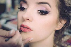 Cinco sencillos trucos de maquillaje para que destaques en las noches de fiesta
