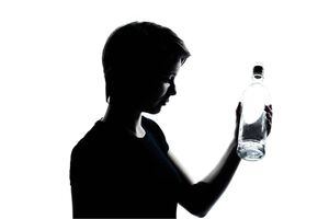 ¿Beber alcohol mata al coronavirus? Se prenden las alarmas tras intoxicaciones masivas