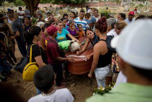 Venezuela: Con un funeral masivo despidieron a las víctimas de incendio en penal de Carabobo