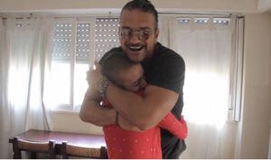 El tierno gesto de Ricardo Arjona con una niña con cáncer acapara titulares internacionales