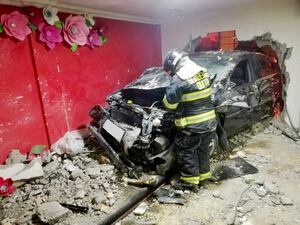 Auto chocó contra una iglesia evangélica en el norte de Quito